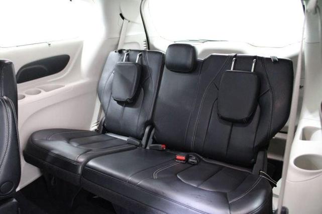 Photo of 2022 Brilliant Black Crystal Pearlcoat Chrysler Pacifica