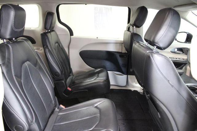 Photo of 2022 Brilliant Black Crystal Pearlcoat Chrysler Pacifica