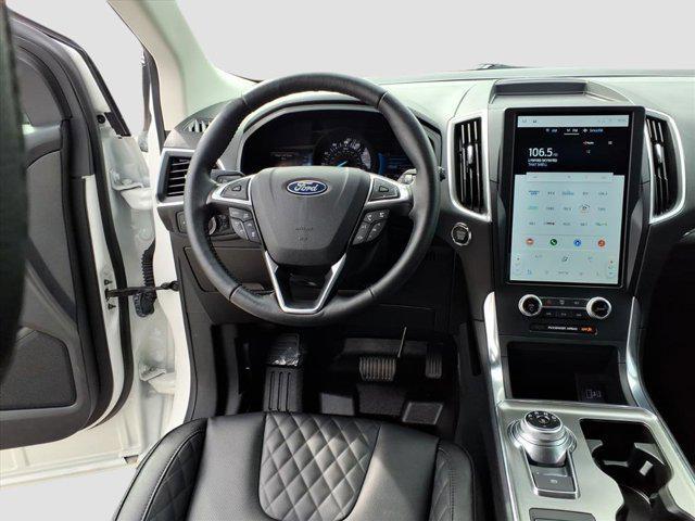 Photo of 2024 Star White Metallic Tri-Coat Ford Edge