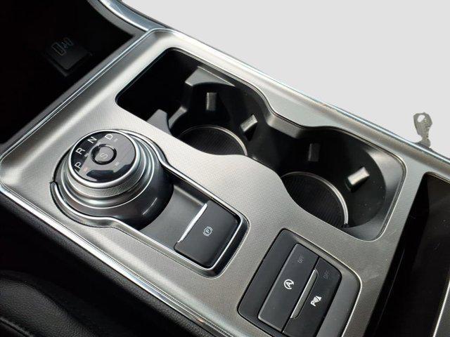 Photo of 2024 Star White Metallic Tri-Coat Ford Edge