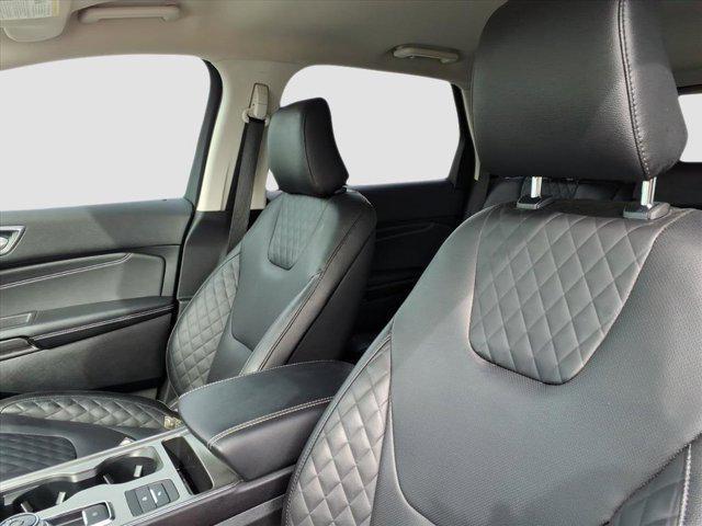 Photo of 2024 Star White Metallic Tri-Coat Ford Edge