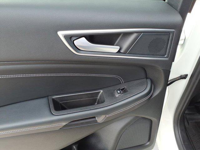Photo of 2024 Star White Metallic Tri-Coat Ford Edge