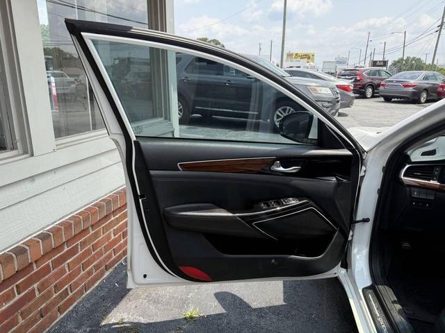 Photo of 2018 White Kia Cadenza