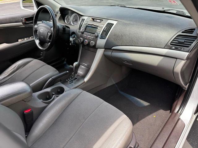 Photo of 2010 Radiant Silver Metallic Hyundai SONATA