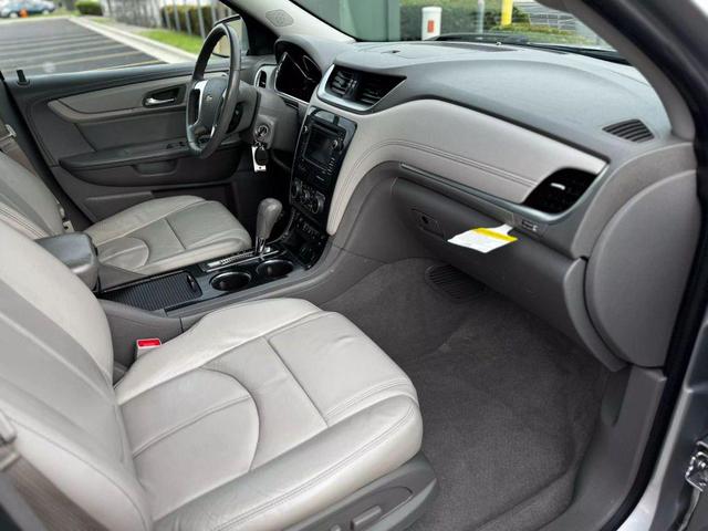 Photo of 2015 Silver Ice Metallic Chevrolet Traverse