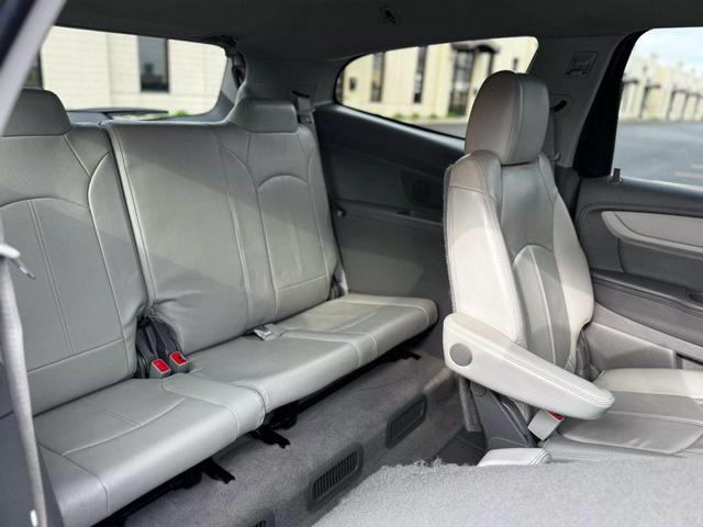 Photo of 2015 Silver Ice Metallic Chevrolet Traverse