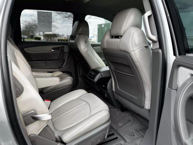 Photo of 2015 Silver Ice Metallic Chevrolet Traverse