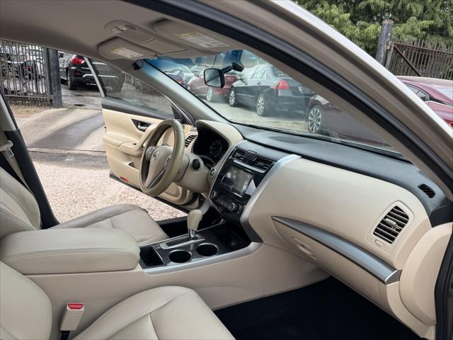 Photo of 2015 Gold Nissan Altima