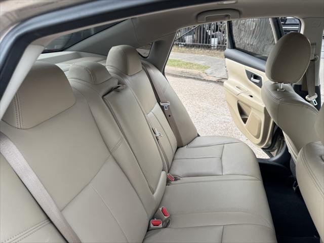 Photo of 2015 Gold Nissan Altima