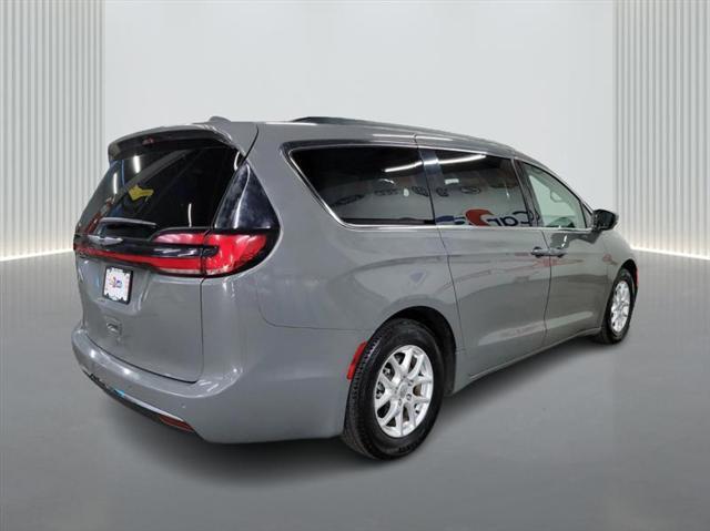 Photo of 2022 Gray Chrysler Pacifica