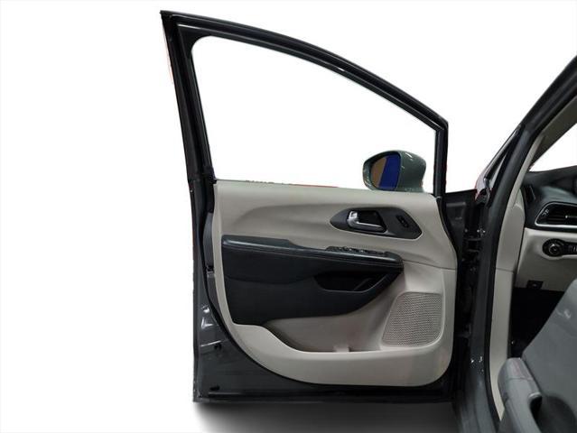 Photo of 2022 Gray Chrysler Pacifica