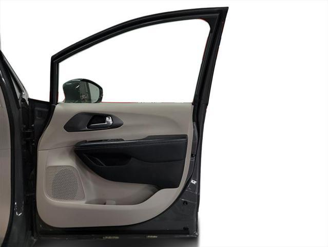 Photo of 2022 Gray Chrysler Pacifica