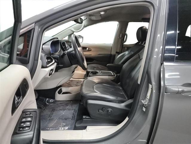 Photo of 2022 Gray Chrysler Pacifica
