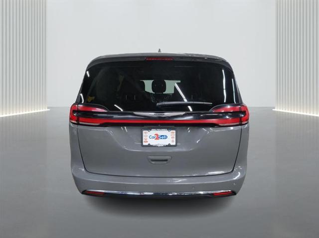 Photo of 2022 Gray Chrysler Pacifica