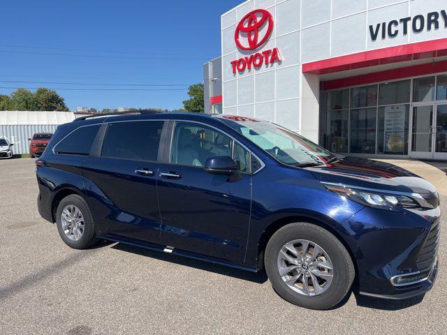 Photo of 2024 Midnight Black Metallic Toyota Sienna