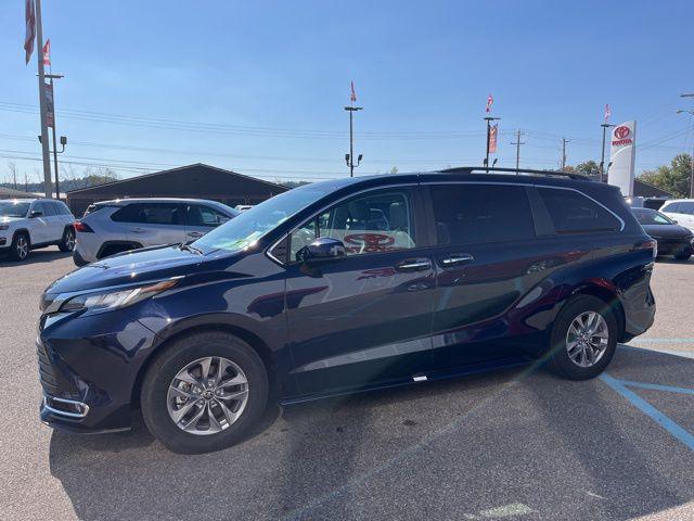 Photo of 2024 Midnight Black Metallic Toyota Sienna