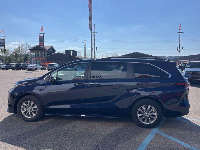 Photo of 2024 Midnight Black Metallic Toyota Sienna