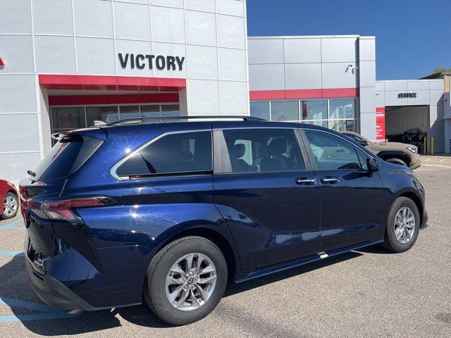 Photo of 2024 Midnight Black Metallic Toyota Sienna