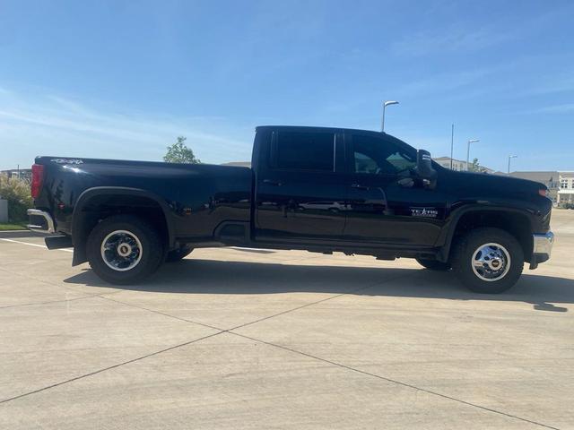 Photo of 2021 Black Chevrolet Silverado 3500