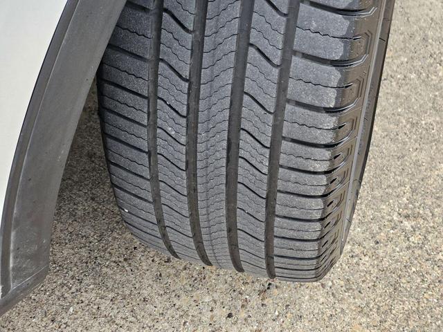 Photo of 2021 Star White Metallic Tri-Coat Ford Escape