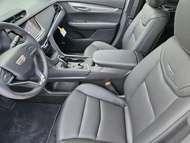 Photo of 2025 Crystal White Tricoat Cadillac XT6