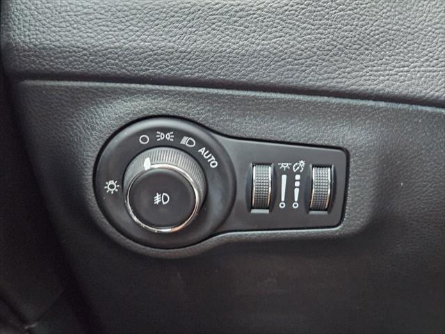 Photo of 2017 White Clearcoat Jeep New Compass