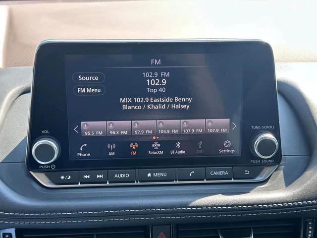 Photo of 2022 Pearl White Tricoat Nissan Rogue