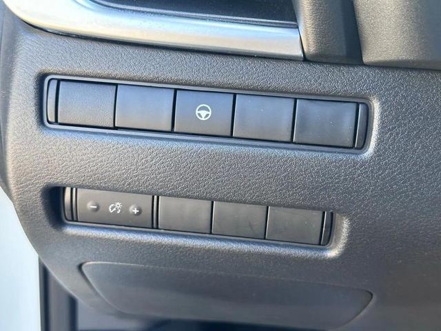 Photo of 2022 Pearl White Tricoat Nissan Rogue