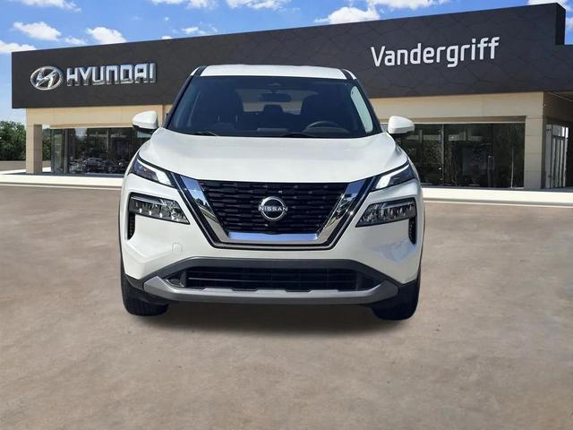 Photo of 2022 Pearl White Tricoat Nissan Rogue