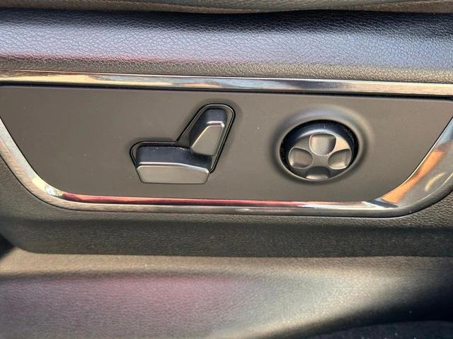 Photo of 2022 Diamond Black Crystal Pearlcoat RAM 1500