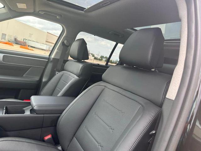 Photo of 2025 Phantom Black Hyundai SANTA FE