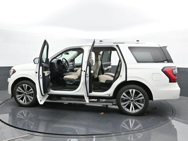 Photo of 2021 White Ford Expedition