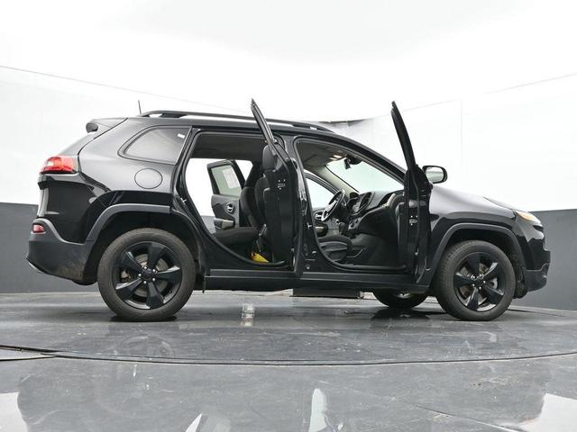 Photo of 2017 Diamond Black Jeep Cherokee