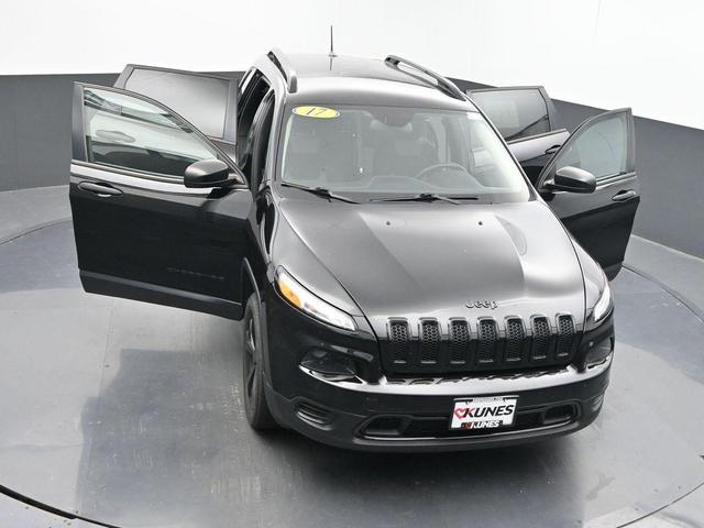 Photo of 2017 Diamond Black Jeep Cherokee