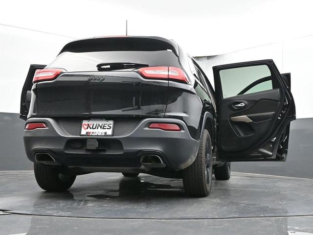 Photo of 2017 Diamond Black Jeep Cherokee