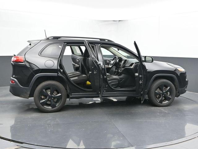 Photo of 2017 Diamond Black Jeep Cherokee