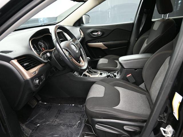 Photo of 2017 Diamond Black Jeep Cherokee