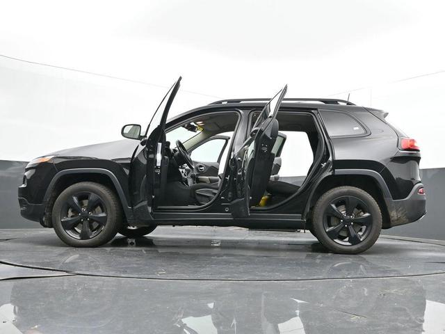 Photo of 2017 Diamond Black Jeep Cherokee