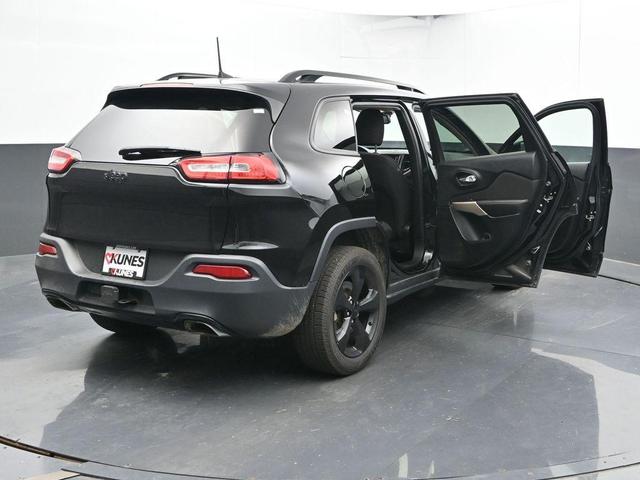 Photo of 2017 Diamond Black Jeep Cherokee
