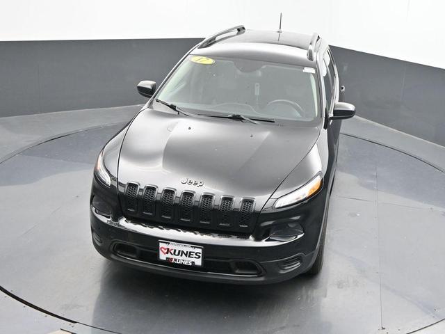 Photo of 2017 Diamond Black Jeep Cherokee