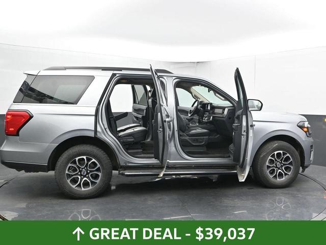 Photo of 2023 Iconic Silver Metallic Ford Expedition