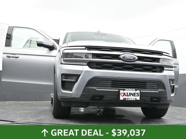 Photo of 2023 Iconic Silver Metallic Ford Expedition