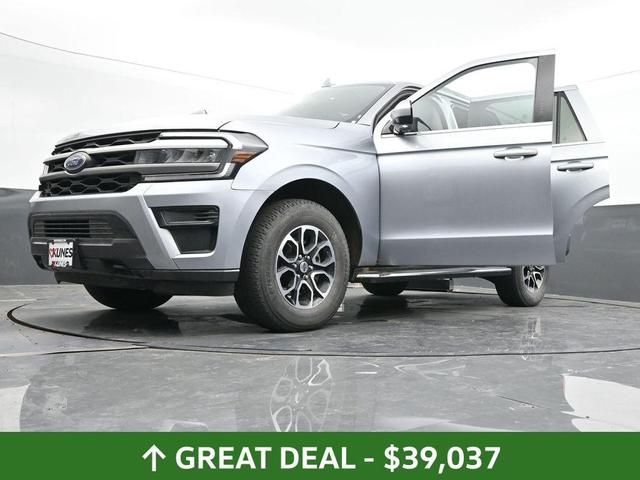 Photo of 2023 Iconic Silver Metallic Ford Expedition
