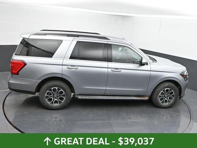 Photo of 2023 Iconic Silver Metallic Ford Expedition