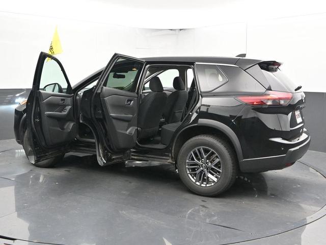Photo of 2024 Super Black Nissan Rogue