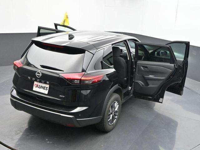 Photo of 2024 Super Black Nissan Rogue