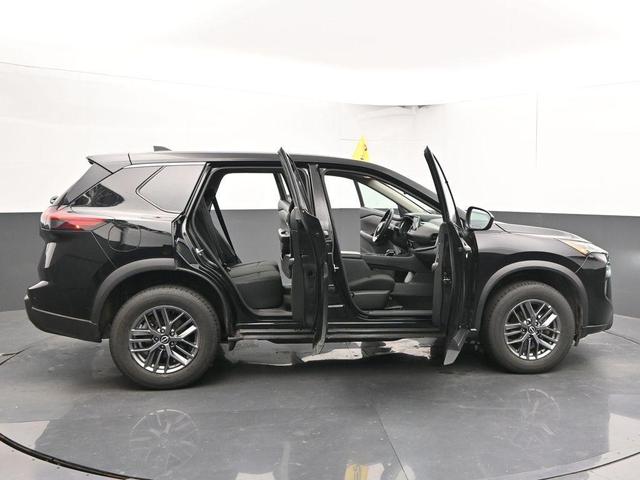 Photo of 2024 Super Black Nissan Rogue