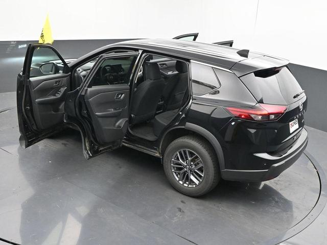 Photo of 2024 Super Black Nissan Rogue