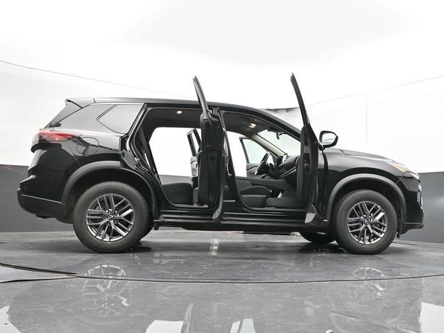 Photo of 2024 Super Black Nissan Rogue