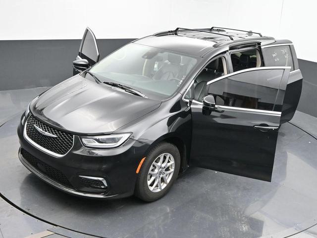 Photo of 2022 Brilliant Black Crystal Pearlcoat Chrysler Pacifica